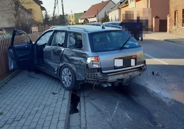 Ucieczkę 21-latek zakończył na ul. Grunwaldzkiej w Namysłowie, gdzie uderzył w prawidłowo jadący samochód, a następnie wjechał w ogrodzenie jednej z posesji.