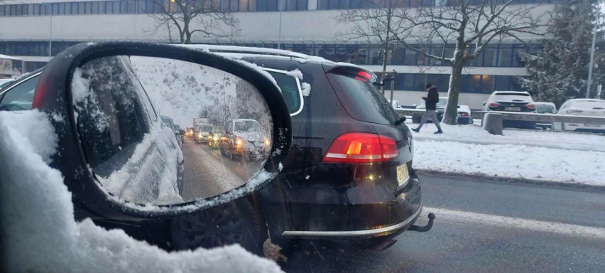Zima w Łodzi. Fatalne warunki na drogach. Miasto zakorkowane ZDJĘCIA