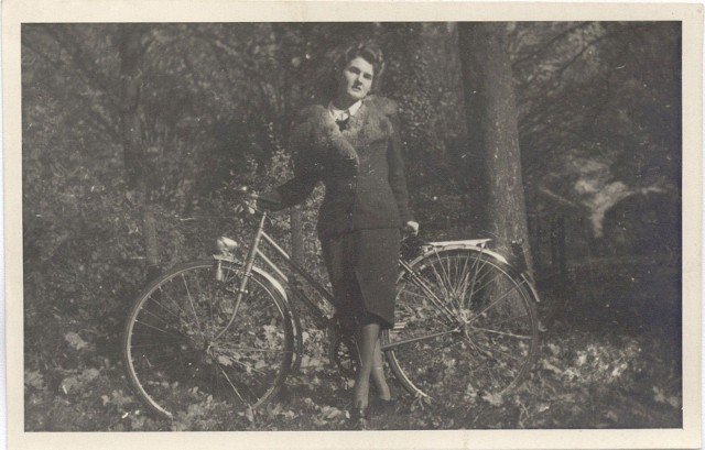 Rower bez wielkiego koła z przodu, z pedałami napędzającymi tylne koło łańcuchem, z kierownicą i widelcem powstał pod koniec XIX wieku. Ludzi ogarnęło rowerowe szaleństwo, które wpłynęło na styl życia, również na zmiany w modzie - to wtedy do jazdy na rowerze wymyślono kuloty, inaczej spódnicospodnie. Tu zdjęcie z 1942 roku. Jakim sprzętem i w jakim stroju jeździło się na przełomie XIX i XX wieku? Zobacz na kolejnych zdjęciach w naszej galerii >>>>>