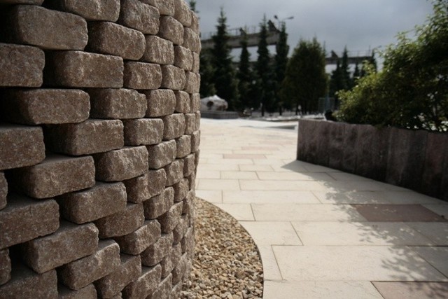 Murek z cegły splitowanejCegła betonowa o dekoracyjnych brzegach jest alternatywą dla standardowych murków z cegły klinkierowej.