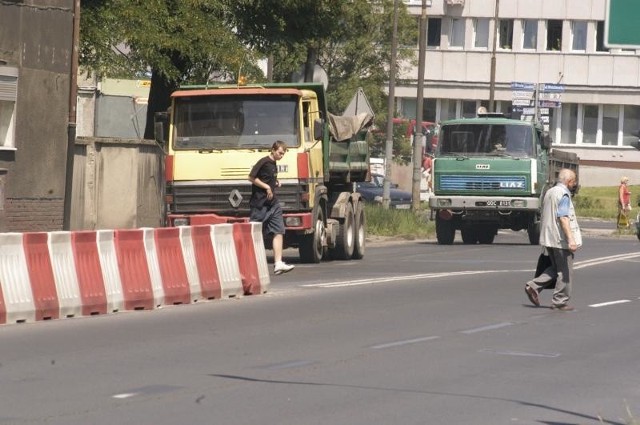 Taki obrazek na placu Kazimierza nie należy do rzadkości. Piesi, nie zważając na samochody i zabarykadowane dawne przejście, pokonują jezdnię.