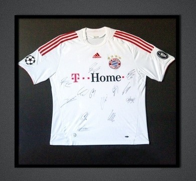 Koszulka z podpisami piłkarzy Bayernu Monachium, przekazana...