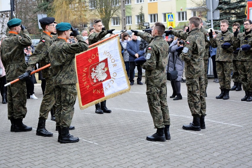 Uroczystość złożenia przysięgi wojskowej w ZSP nr 5 w...