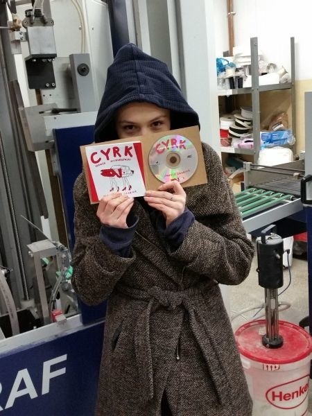 Ania z audiobookiem "Cyrk" - pierwszym dzieckiem jej firmy...