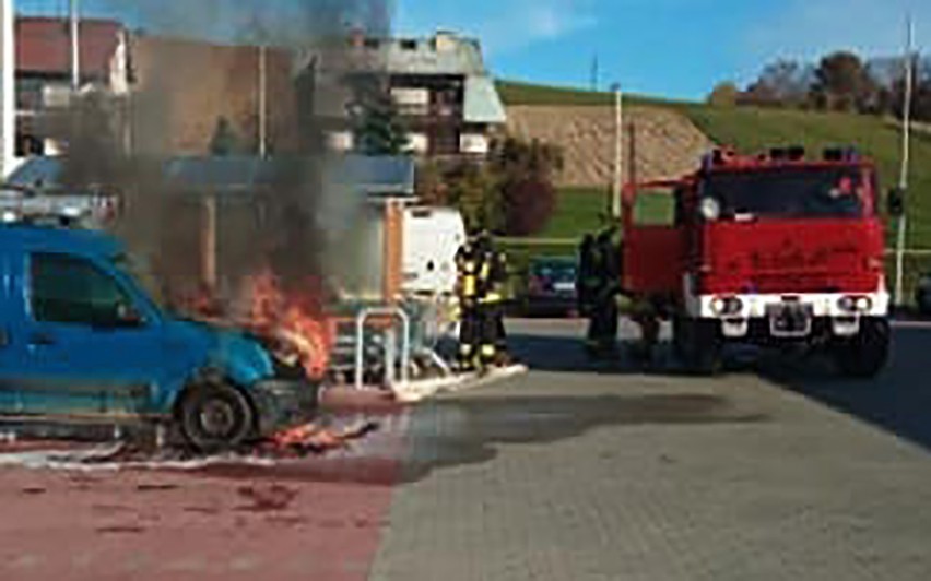 Korzenna. Samochód zapalił się na parkingu przed sklepem