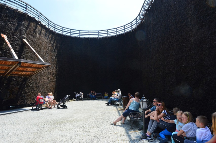 Wieliczka. Tężnia solankowa znów kusi turystów i mieszkańców. Obiekt jest oblegany [ZDJĘCIA]