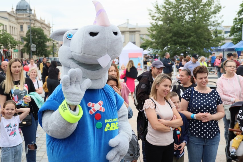 Na pl. Litewskim pojawił się nosorożec Rogatek. Zobacz zdjęcia