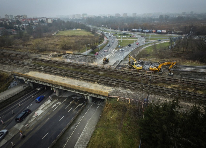 Burzenie wiaduktu nad ul. Diamentową w Lublinie. Dla kierowców oznacza to jedno: utrudnienia (ZDJĘCIA Z DRONA)