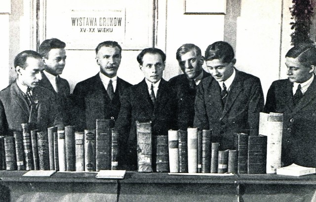 Zygmunt Lorentz (czwarty od lewej) wykładał na wydziale humanistycznym łódzkiego oddziału Wolnej Wszechnicy Polskiej. Kiedy wybuchła wojna, został sekretarzem Komitetu Obywatelskiego Miasta Łodzi