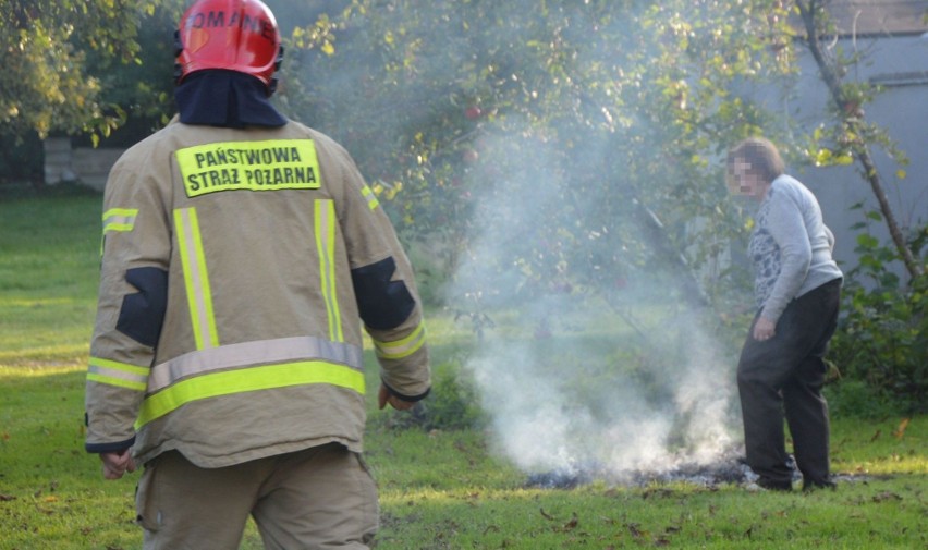 Nietypowa akcja strażaków w Suchedniowie. Staruszce groził mandat