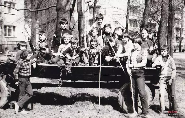 1983 rok, ulica Zakładowa, naprzeciwko Kasyna, dzieci sprzątają liście w czynie społecznym.