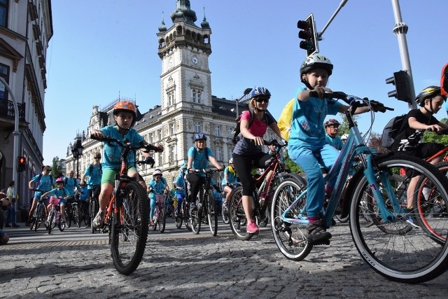 2,5 tys. rowerzystów w Bielskim Rodzinnym Rajdzie Rowerowym.Cudowna, słoneczna pogoda i piękna tradycja rodzinnych rajdów rowerowych w Bielsku-Białej sprawiły, że w niedzielę 29 kwietnia na placu Ratuszowym w Bielsku-Białej zjawiło się tłumy rowerzystów - rodziny z dziećmi, grupy znajomych i przyjaciół, grupy szkolne i indywidualni cykliści. ZOBACZCIE WSZYSTKIE ZDJĘCIA