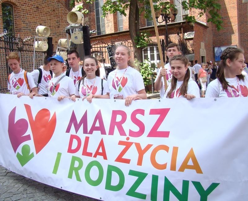 Marsz dla Życia i Rodziny przeszedł ulicami Oświęcimia. Na koniec odbył się piknik rodzinny i koncert [ZDJĘCIA]