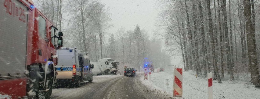 Kolejny wypadek. Na drodze jest bardzo ślisko. Na trasie...