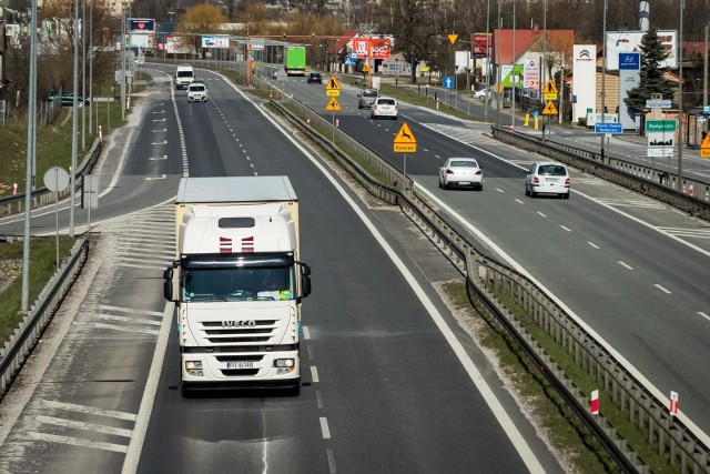 Od 5 do 8,5 tysiąca złotych na rękę może zarobić kierowca ciężarówki w polskim przedsiębiorstwie. Jak to możliwe, skoro będzie zatrudniony za najniższą krajową? Zobaczcie w dalszej części galerii >>>