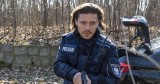 "Policjantki i policjanci". Bartek Piekarski zrzucił policyjny mundur i rozstał się z serialem. Aktor oddaje się pasji i... kolejnej roli! 