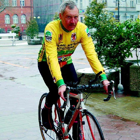 Grzegorz Bordoszewski z dumą prezentuje rower firmy Corratec z ramą z aluminium zafundowaną klubowi przez miasto.