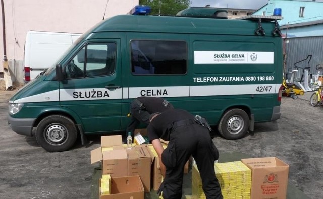 Celnicy na targowisku w Szczecinku skonfiskowali papierosy i alkohol z przemytu.