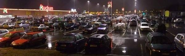 Parking przed białostockim Auchan Hetmańska był dziś zatłoczony jak nigdy