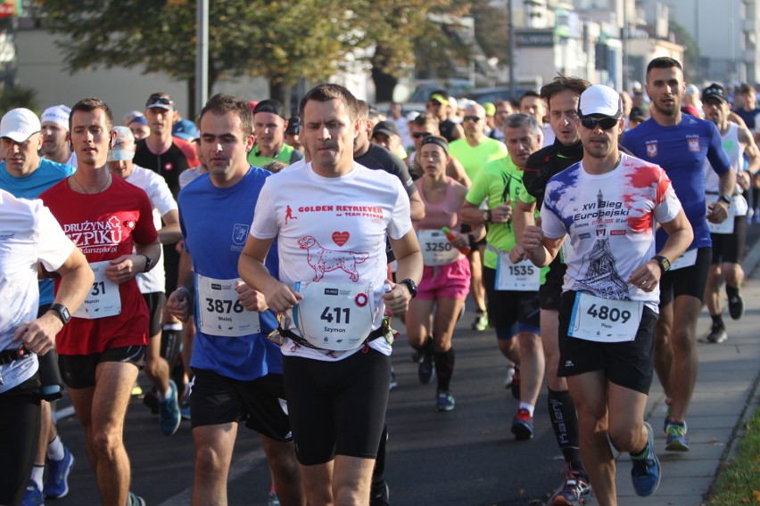 Zdjęcia z maratonu w Poznaniu 2018 - biegacze na pierwszym...