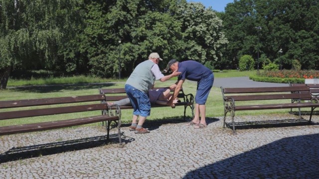 Nagrane w Inowrocławiu trzy scenki przedstawiają niespodziewane sytuacje, które mogą się zdarzyć dosłownie wszędzie. Ważne jest to, aby nie być obojętnym i reagować choćby wezwaniem pomocy. Stąd apel policjantów, żebyśmy byli wrażliwi.