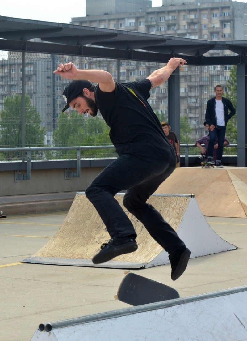 Skateboarding na dachu Galerii Łódzkiej. Można dużo zarobić na tym sporcie [zdjęcia]