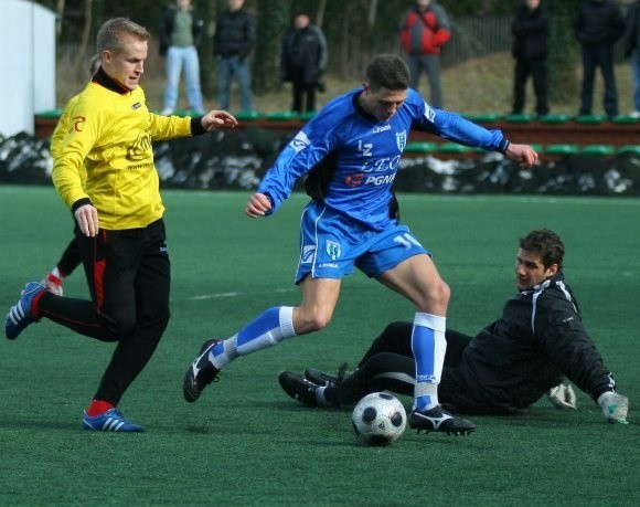 Napastnik Floty, Jacek Magdziński (w środku), strzela gola na 2:0 dla swojego zespołu.