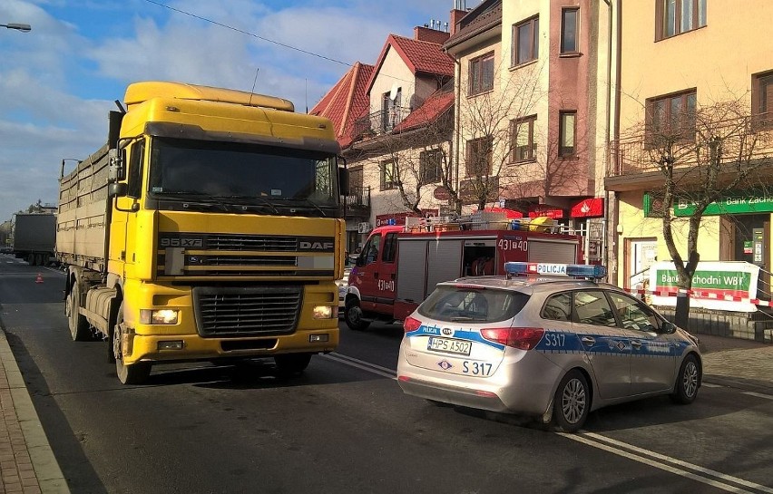 Śmiertelny wypadek w Końskich. Pieszy wtargnął pod ciężarówkę