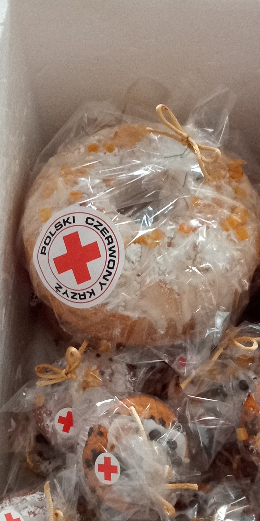 Świąteczne paczki dla uchodźców z Ukrainy od sandomierskiego oddziału Polskiego Czerwonego Krzyża. Co w nich było? Zobacz zdjęcia 