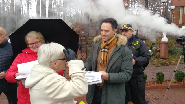 W niedzielę radny Rady Miasta Kielce Maciej Bursztein oraz funkcjonariusze Straży Miejskiej przeprowadzili akcję edukacyjną i pokazy prawidłowego palenia w piecu przez kościołem pod wezwaniem Świętej Teresy od Dzieciątka Jezus na kieleckim Słowiku.