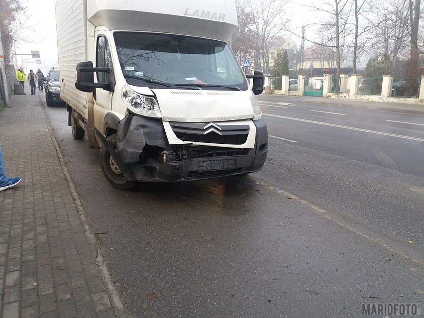 Wypadek na ul. Niemodlińskiej w Opolu. Zderzyły się trzy samochody, poszkodowana została 32-latka jadąca bmw