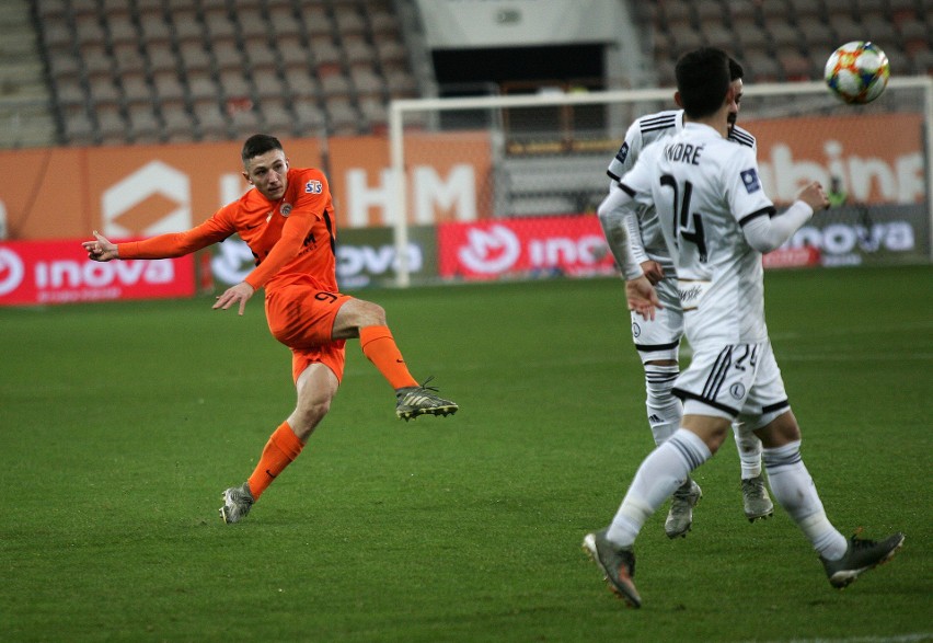 KGHM Zagłębie Lubin - Legia Warszawa 2:1. Zagłębie Lubin zatrzymało zwycięski marsz Legii Warszawa (wynik, skrót, bramki, relacja)