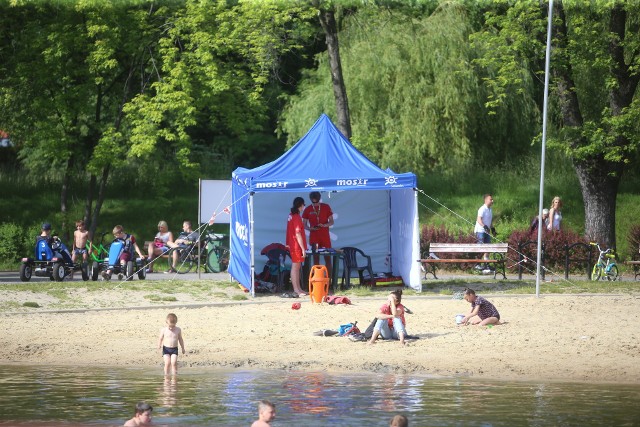 Podczas półkolonii w Sosnowcu dzieci odwiedzą m.in. Stawiki, by popływać na kajakach.