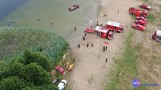 Samochód zatonął w jeziorze Orłowskim. W środku uwięzione były dwie osoby - to scenariusz ćwiczeń w powiecie lipnowskim [zdjęcia]
