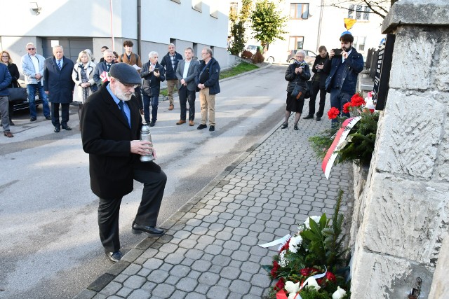 Paweł Grabiec z Gminy Wyznaniowej Żydowskiej w Katowicach złożył znicz pod odsłoniętą w środę tablicą pamiątkową przed synagogą w Pińczowie.