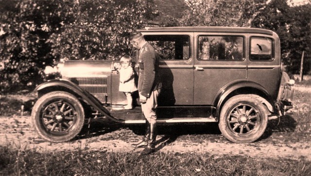 Sokolnik, rok 1932. Rotmistrz Kazimierz Szosland i mały Andrzejek przy limuzynie Essex