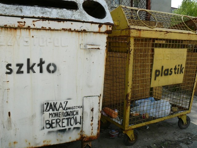 Tak wyglądały do tej pory pojemniki na śmieci segregowane na osiedlu Broniewskiego we Włoszczowie.