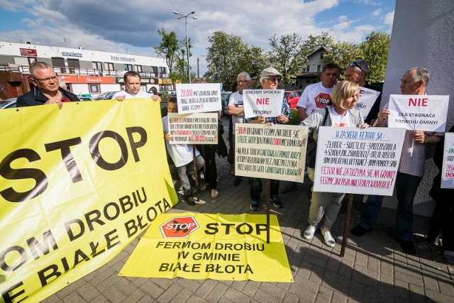 Mieszkańcy Ciela i okolic protestowali dziś przeciwko budowie ferm kurzych w Cielu. Protesty wywołała decyzja Samorządowego Kolegium Odwoławczego, które uchyliło decyzję wójta gminy, który odmówił ustalenia środowiskowych uwarunkowań dla budowy ferm w Cielu. To oznacza, że inwestor może ponownie starać się o budowę potężnych kurników w gminie. Protest odbył się o godz. 16.30 przed Urzędem Gminy Białe Błota. W tym samym miejscu o tej samej godzinie pojawili się przed urzędem także protestujący przeciw budowie obwodnicy Białych Błot. Zdaniem części mieszkańców, wytyczona jej lokalizacja jest zła. Trzecią grupę protestujących stanowili mieszkańcy sołectwa Murowaniec - ten protest odbył się pod hasłem "Nie tędy droga" i dotyczył ciągłego ignorowania potrzeb mieszkańców, którzy przybyli z różnych rejonów gminy.Wideo: Info z Polski 10.05.2018