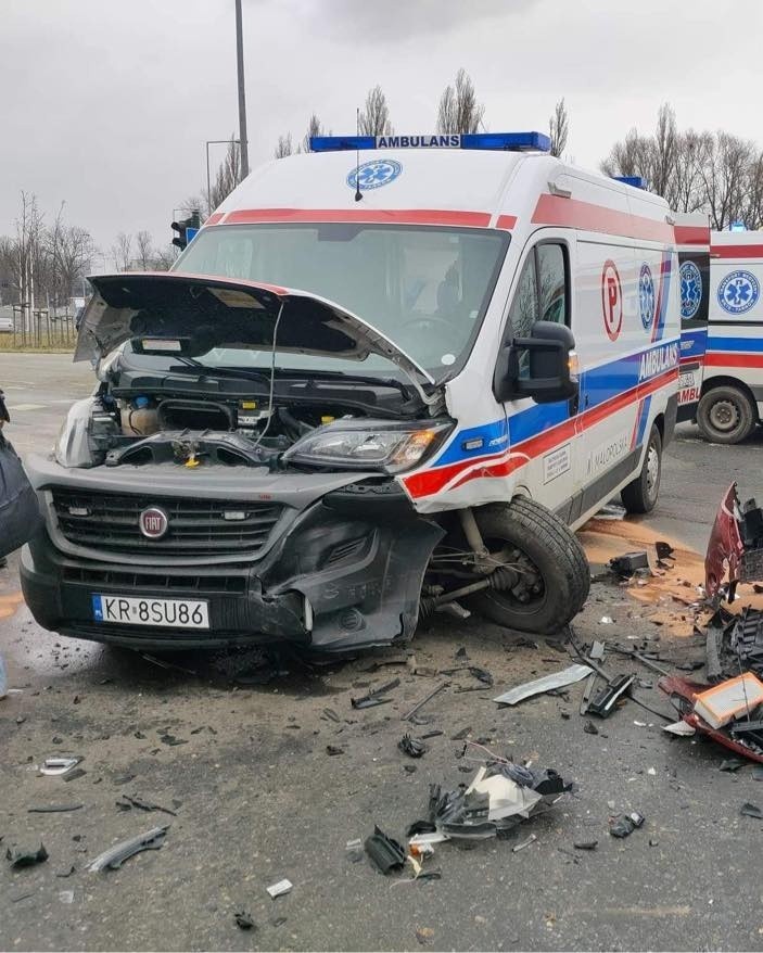 Dramatyczny wypadek w Krakowie. Rozbiła się karetka jadąca na sygnale z pacjentem