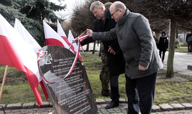 W 70. rocznicę śmierci gen. bryg. Augusta Emila Fieldorfa ps. Nil, na Skwerze Żołnierzy Wyklętych-Niezłomnych w Grudziądzu dokonano odsłonięcia pamiątkowego kamienia z poświęconą mu inskrypcją oraz złożono kwiaty i zapalono znicze.