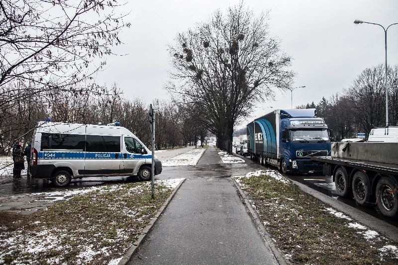 Po wprowadzeniu zakazu wjazdu tirów do Łodzi. Policjanci wlepiają mandaty, zabierają dowody