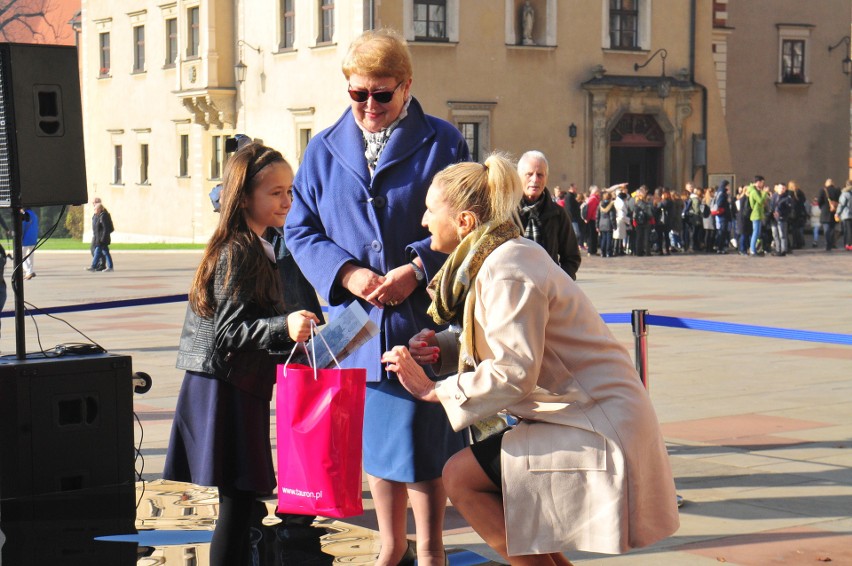Na Wawelu zakopano kapsułę czasu. Trafiły do niej listy setki dzieci