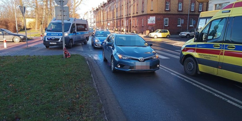 Potrącenie na pasach na ulicy Kołłątaja w Słupsku. 80-letnią kobietę zabrano do szpitala