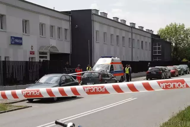 Opolska prokuratura poinformowała, że broń, którą miał przy sobie 43-latek zastrzelony wczoraj przed komisariatem na ul. Cmentarnej w Opolu, to pistolet pneumatyczny na metalowe kulki.