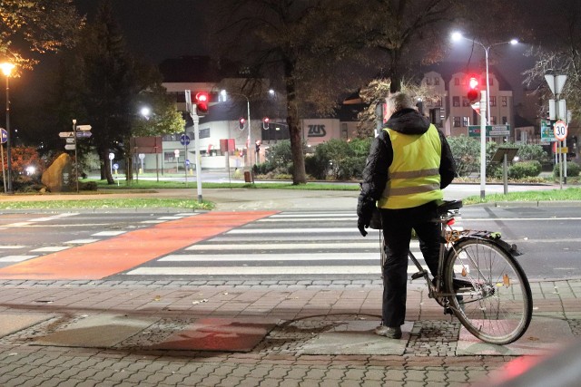 Godna naśladowania ostrożność jazdy rowerem po mieście o zmierzchu