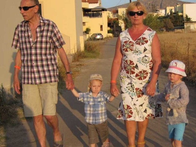Na wspólnych wakacjach z mężem i wnukami - Grecja 2010.