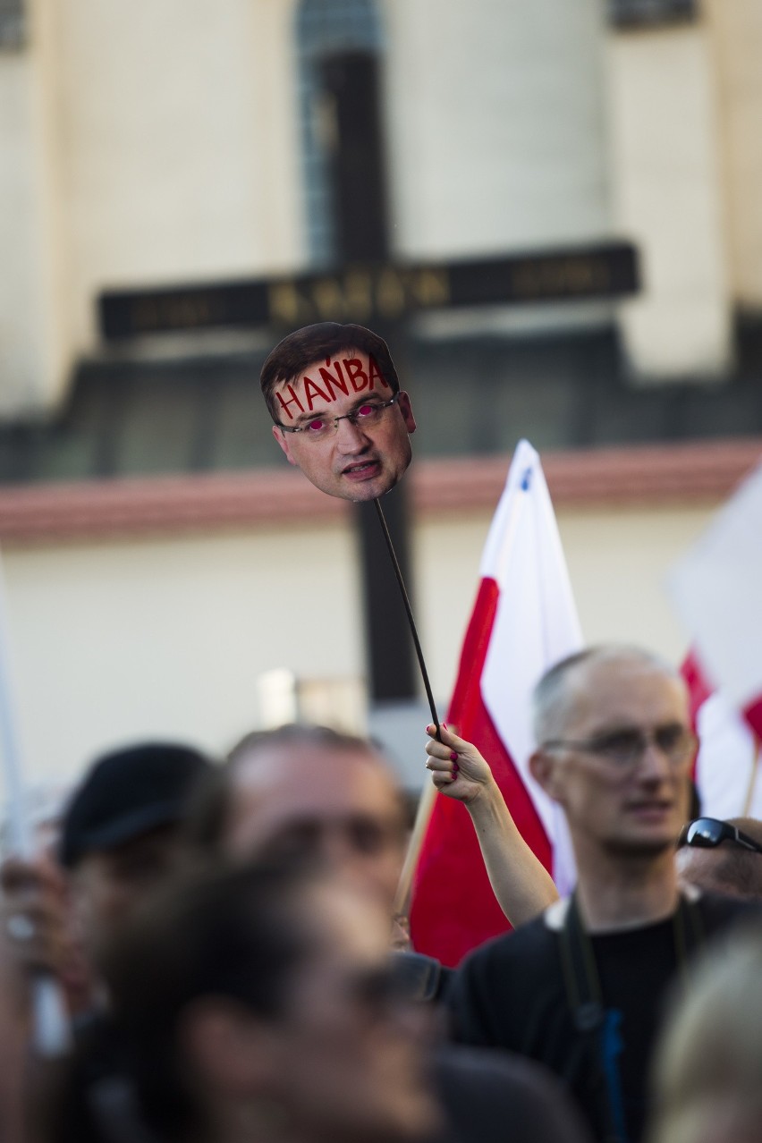 Kolejne protesty pod Wawelem w miesięcznicę pochówku Lecha i...