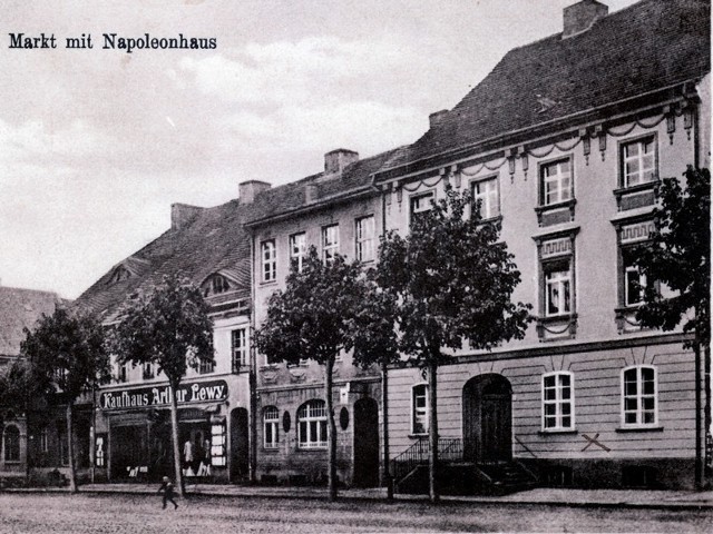 Kamienica kupca Johana Jacoba Volmera przy rynku w międzyrzeczu na archiwalnej pocztówce z początku XX w. Niemcy nazywali ją Napoleonhause – Domem Napoleona.