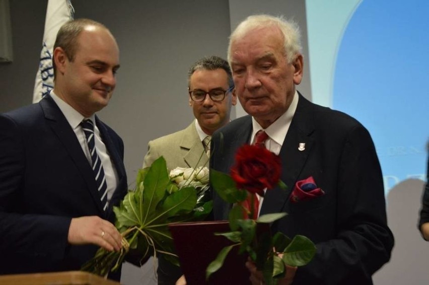 Profesor Krzysztof Kuzdak odznaczony medalem  Gloria Medicinae