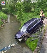 Powiat kraśnicki: 18-latka straciła panowanie nad samochodem i staranowała barierki. Podróż zakończyła w rzece